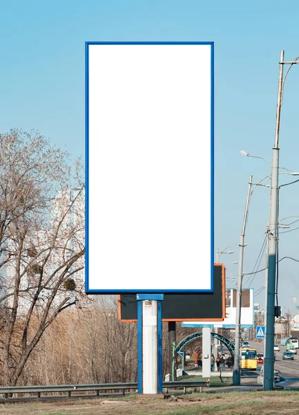 Tom Vertikala Billboard Nära Motorväg Bakgrunden För Mock — Stockfoto