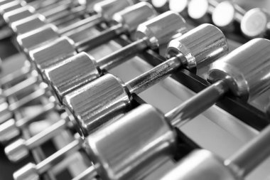 Halter hign kontrast ışık ile spor salonunda satırları