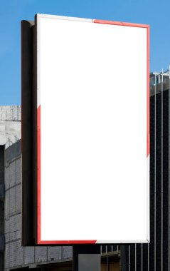 Doğrudan güneş ışığı üzerinde boş dikey billboard. Mock-up için arka plan.