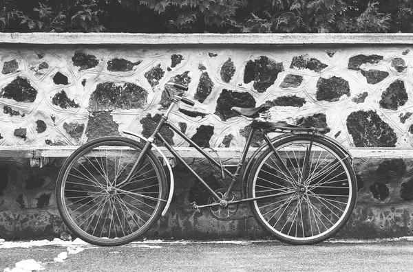 Oldtimer Fahrrad Auf Dem Hintergrund Der Steinmauer Nachmittag Einer Kleinen — Stockfoto