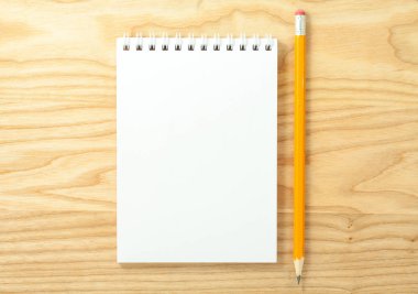 Açık sarmal boş defter kalem ile üstten görünüm ahşap Resepsiyon arka plan üzerinde