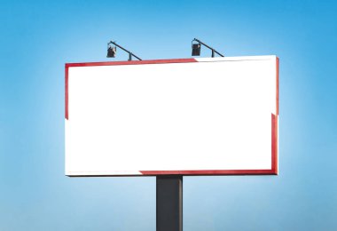 Mavi gökyüzü karşı boş yatay billboard. Mock-up için arka plan.