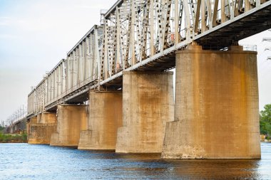 Kiev, Ukrayna, 29 Nisan 2018. Petrovsky Demiryolu Köprüsü. Dnipro doğru bankadan görüntülemek