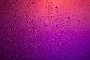 Yağmurlu pencere. Mor camının geri ışık çekiliyor