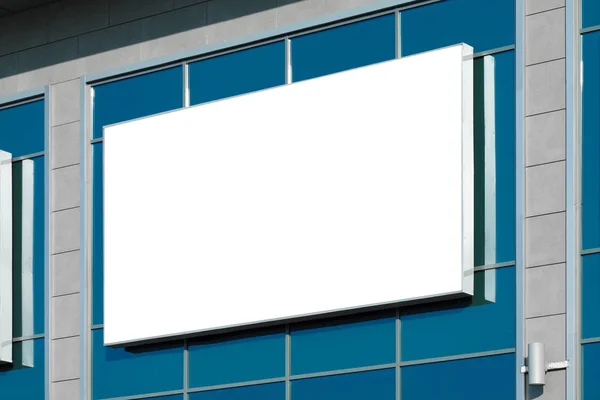 ガラスのファサードにブランクの横看板 モックアップの背景 — ストック写真