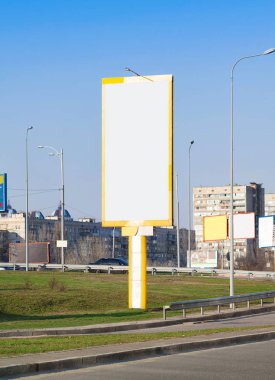 Boş dikey billboard bir otoyol yakınında. Mock-up için arka plan.