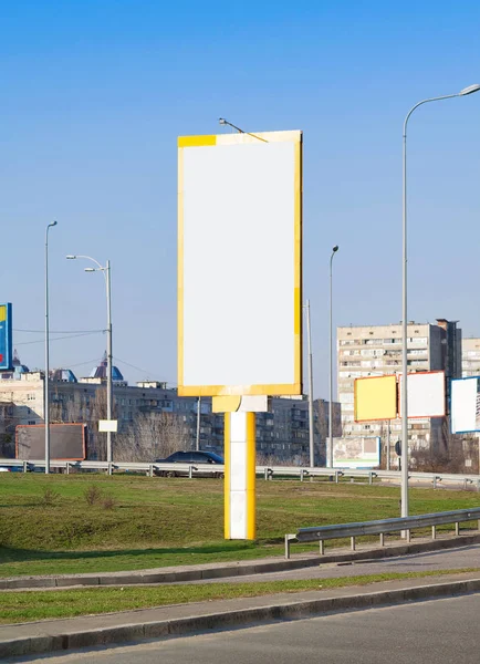 Boş dikey billboard bir otoyol yakınında. Mock-up için arka plan.