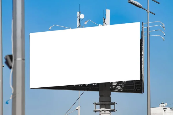 Leere Horizontale Plakatwand Vor Blauem Himmel Hintergrund Für Attrappe — Stockfoto