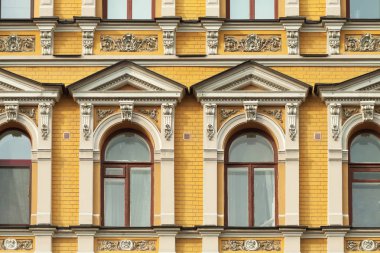 Antik tarihi bina cephe. Windows dekoratif sıva elemanları ile. Kiev, Ukrayna. Avrupa seyahat fotoğraf.