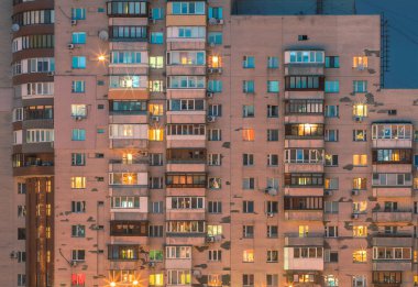 Modern bir ön fabrikasyon evin balkon. Kiev, Ukrayna