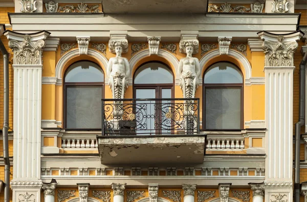 Балкон Женскими Фигурами Киев Украина Европейское Фото Путешествия — стоковое фото