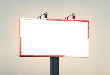 Mavi gökyüzü karşı boş yatay billboard. Mock-up için arka plan.