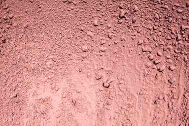 Yağmurlu pencere. Pembe camına geri ışık çekiliyor