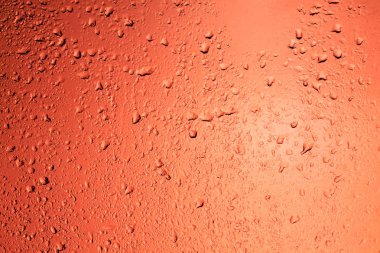 Yağmurlu pencere. Damla kırmızı arka ışık camının