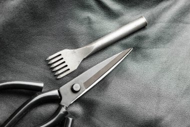 Deri yumruk aracı. Deri kesme makası. Deri ile çalışmak için araçlar. Suni Deri arka plan.