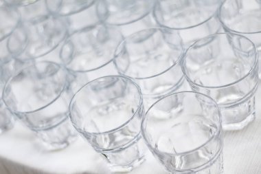 Boş temiz gözlük. Viski bardağı bir sürü.