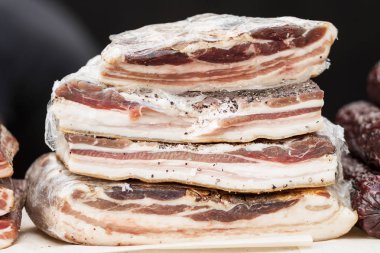 Kurutulmuş et yakın çekim füme. İştah açıcı doğal doku