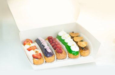 Lezzetli iştah açıcı kek kutusunda demlenmiş. Tatlı hamur işleri yakın çekim sırlı.