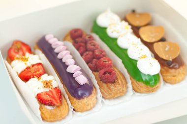 Lezzetli iştah açıcı kek kutusunda demlenmiş. Tatlı hamur işleri yakın çekim sırlı.