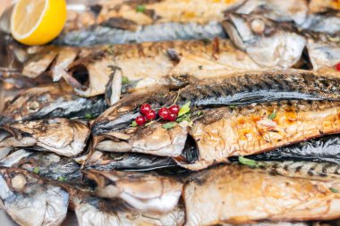 Somun ve limon yakın çekim ile ızgara balık