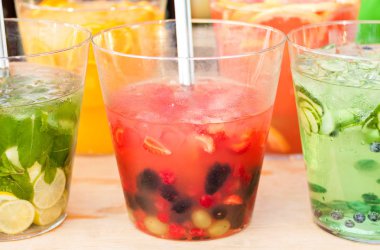 Berry yumruk yakın çekim yenileme. Lezzetli soğuk içecek