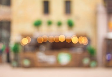 Bulanık Cephesi çelenk ile. Festival bulanık arka plan. Doğal bokeh.