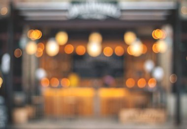 Bulanık Cephesi çelenk ile. Festival bulanık arka plan. Doğal bokeh.