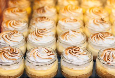 Bir şekerci Vitrini. Beze ve krem yapılmış tatlılar.