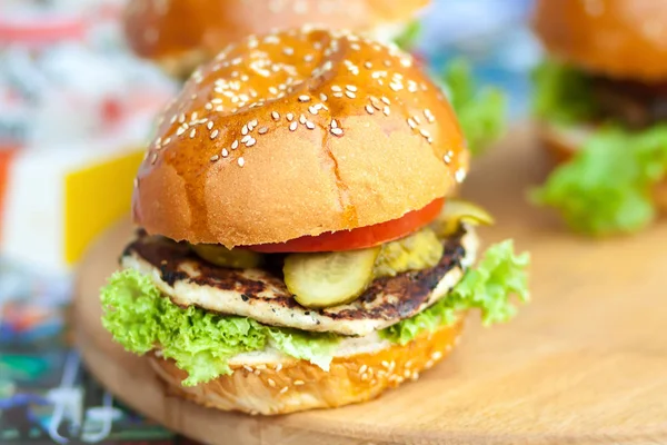 Hambúrguer Delicioso Suculento Com Alface Salada Pepino Conserva — Fotografia de Stock