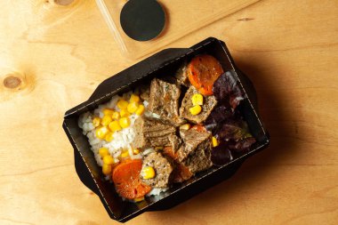 Sebze, pilav komposto sığır eti ve fesleğen