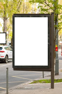 Boş lightbox billboard yolun yanında. Mockup için arka plan. Açık hava reklam