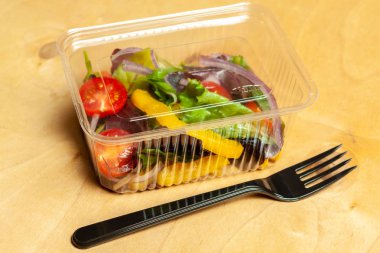 Sebze salatası plastik bir kutu içinde. Düz yatıyordu