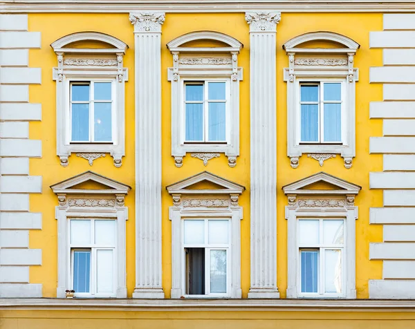 Facade Antique Historical Building Windows Decorative Stucco Elements Lviv Ukraine — Stock Photo, Image