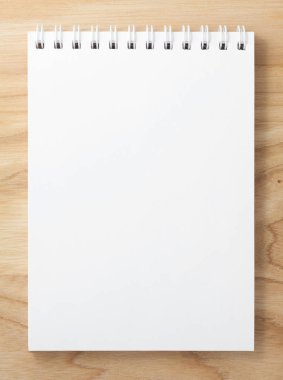 Ahşap Resepsiyon arka plan üzerinde sarmal boş defter üstten görünüm