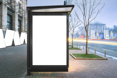 Otobüs durağı üzerinde dikey boş parlayan billboard. Sokak açık hava reklam.