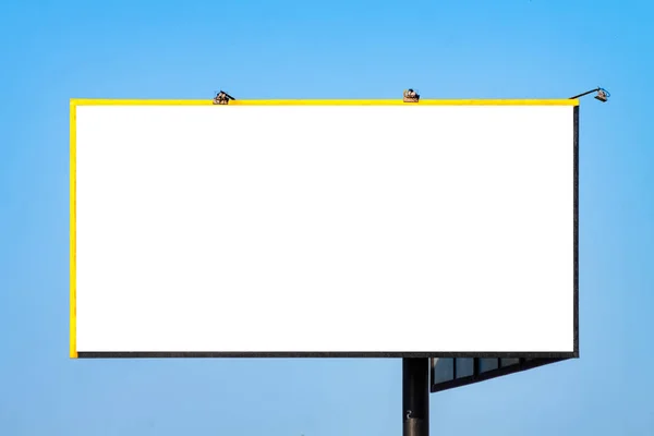 Üres Vízszintes Billboard Ellen Kék Eget Modell Háttere — Stock Fotó