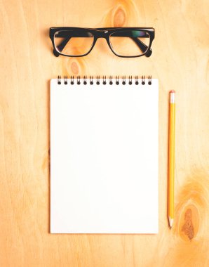 İş gerekli. Ahşap Resepsiyon arka plan üzerinde sarmal boş defter üstten görünüm