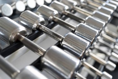 Halter hign kontrast ışık ile spor salonunda satırları