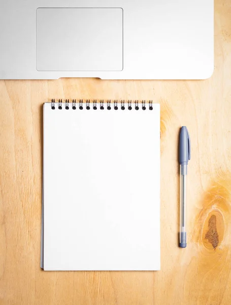 Business Essentials Bovenaanzicht Van Spiraal Leeg Notitieboekje Laptop Houten Bureau — Stockfoto