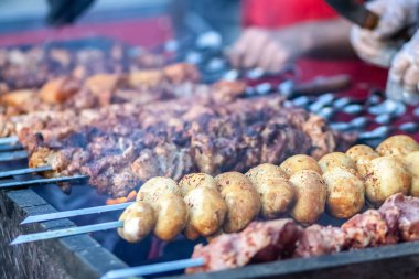 Izgara patates pişirme. Arka plan üzerinde lezzetli şiş kebap