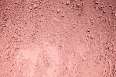 Yağmurlu pencere. Pembe camına geri ışık çekiliyor