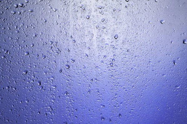 Дождливое Окно Капли Стекло Сиреневом Заднем Свете — стоковое фото