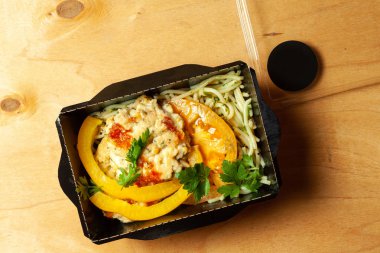 Tavuk göğsü, tür ve domates ile erişte