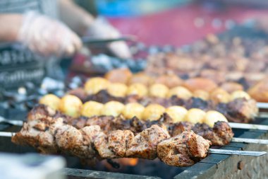 Lezzetli şiş kebap pişirme işlemi. Izgara et