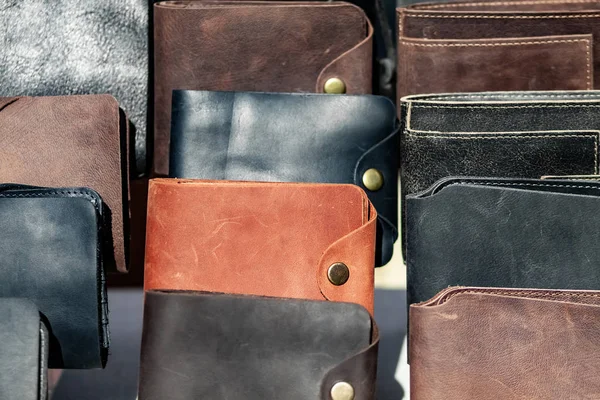 Bir sürü üstünde belgili tanımlık sayaç deri cüzdan.