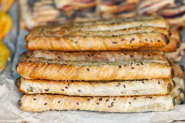 Rollini peynir ve ıspanak ile. Puf böreği doldurma ile