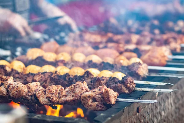 Lezzetli şiş kebap pişirme işlemi. Izgara et