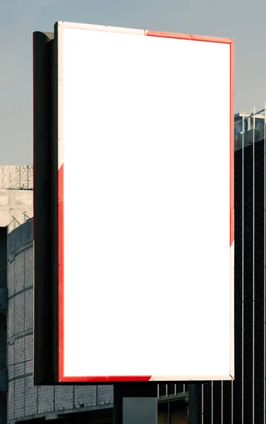 Пустой Вертикальный Рекламный Щит Прямых Солнечных Лучах Предпосылки Макета — стоковое фото