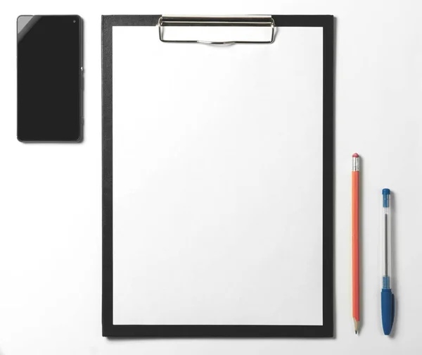 Leere Zwischenablage Smartphone Stift Und Bleistift Auf Weißem Hintergrund Geschäftskonzept — Stockfoto