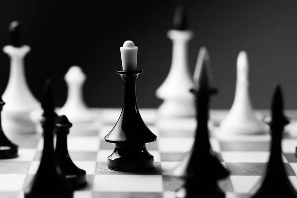 Figures Chessboard Close Confrontation Concept — Stock Photo, Image